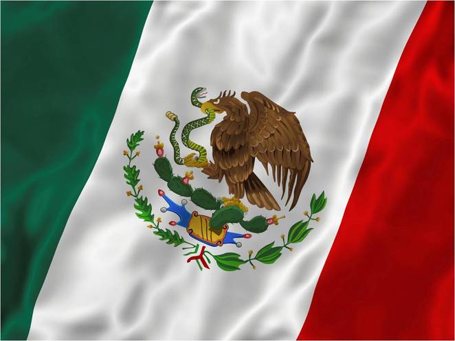 Quốc huy trên lá cờ của Mexico là hình ảnh một con chim đại bàng quắp một con rắn đậu trên cành xương rồng mọc trên một mỏm đá bên hồ nước. Hình tượng này xuất phát từ một truyền thuyết cổ xưa của người Aztec, theo đó nếu người của bộ tộc nhìn thấy con đại bàng mang theo con rắn như vậy đậu xuống nơi nào thì đó là nơi thuận lợi để lập kinh đô, ngày nay chính là thủ đô Mexico.